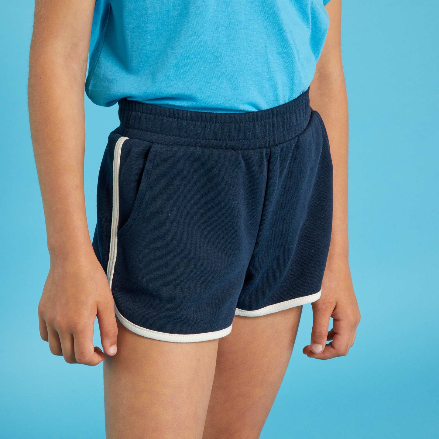 Short en molleton avec bords contrastants bleu marine