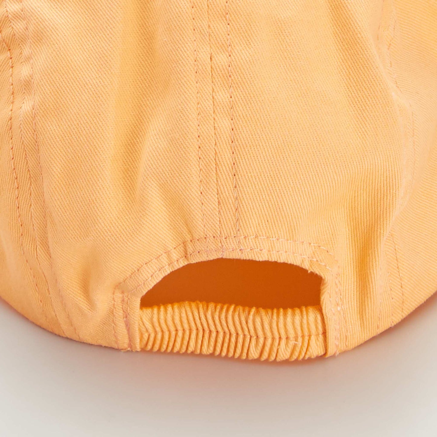 Casquette avec écusson orange abricot